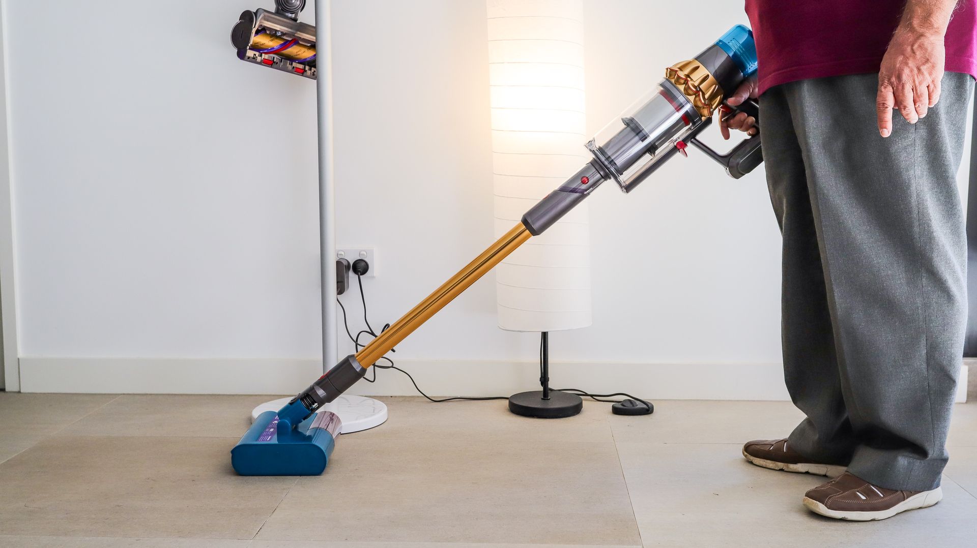 Una persona sostiene el Dyson V15s Detect Submarine