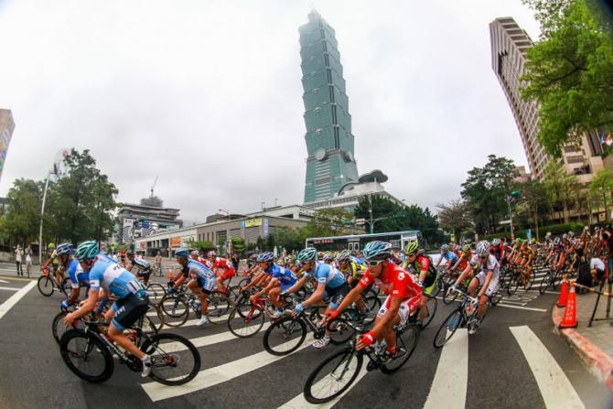 The Taipei 101 tower overlooks the 93 remainding riders