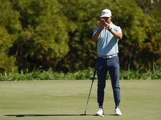 Erik Van Rooyen reading a putt using AimPoint