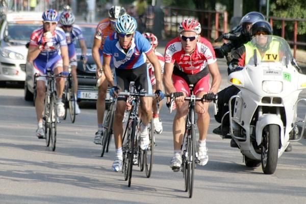 Stefan Sch&auml;fer (LKT Team Brandenburg) leads Peter Velits.