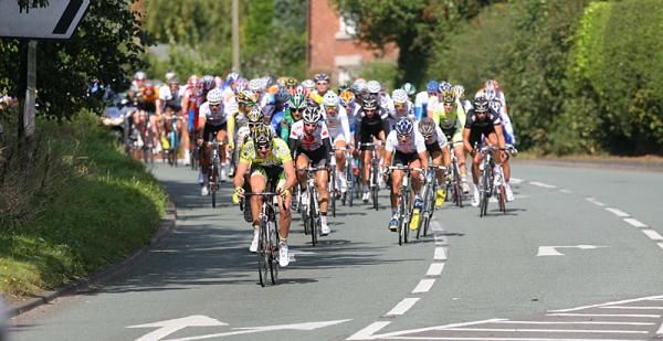 The peloton in hot pursuit of the break on stage 5.