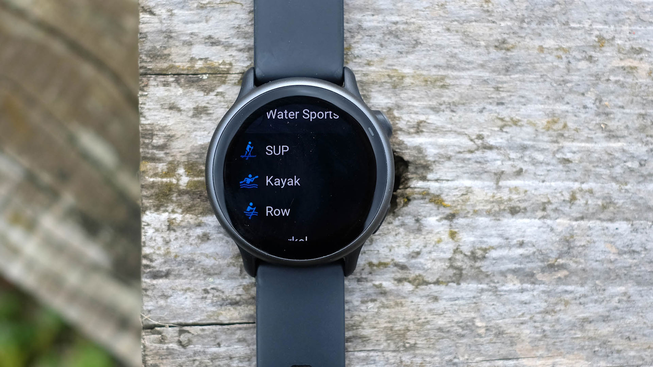 O imagine apropiată a Garmin Vivoactive 6 întinsă pe pământ