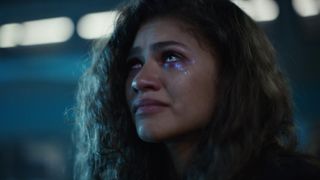 En bild från HBO Max-serien Euphoria, som visar huvudpersonen Rue som sitter och gråter.