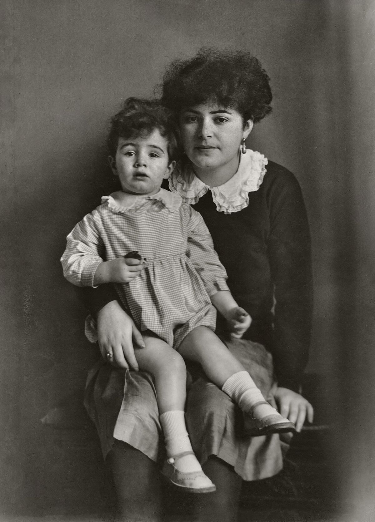 August Sander: Mother and Daughter, 1931