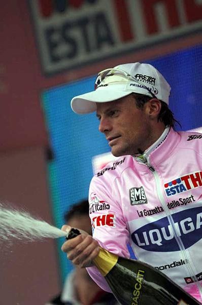 Maglia Rosa Danilo Di Luca (Liquigas) lets the bubbly loose.