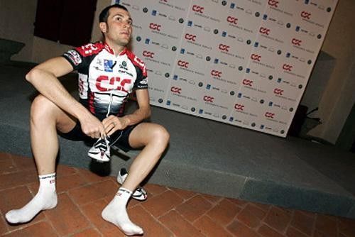 Ivan Basso puts on his shoes