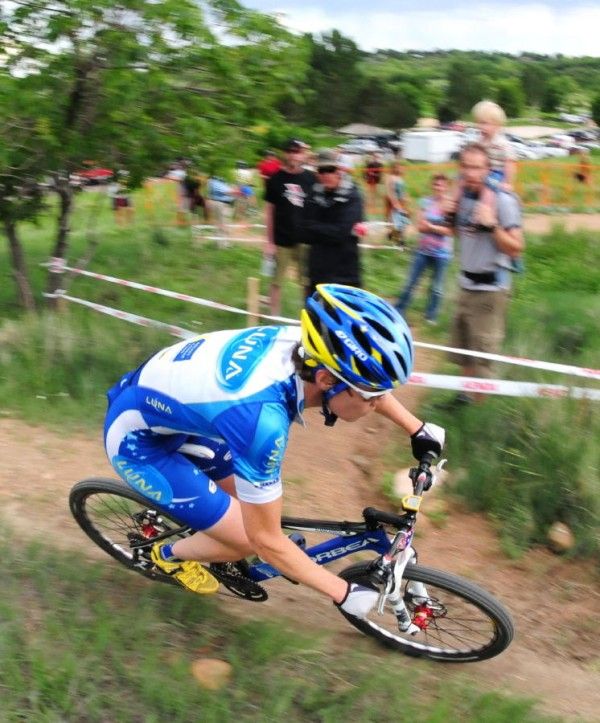 Georgia Gould (Luna Women's MTB) rides in fifth position.