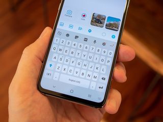 Galaxy S10e keyboard