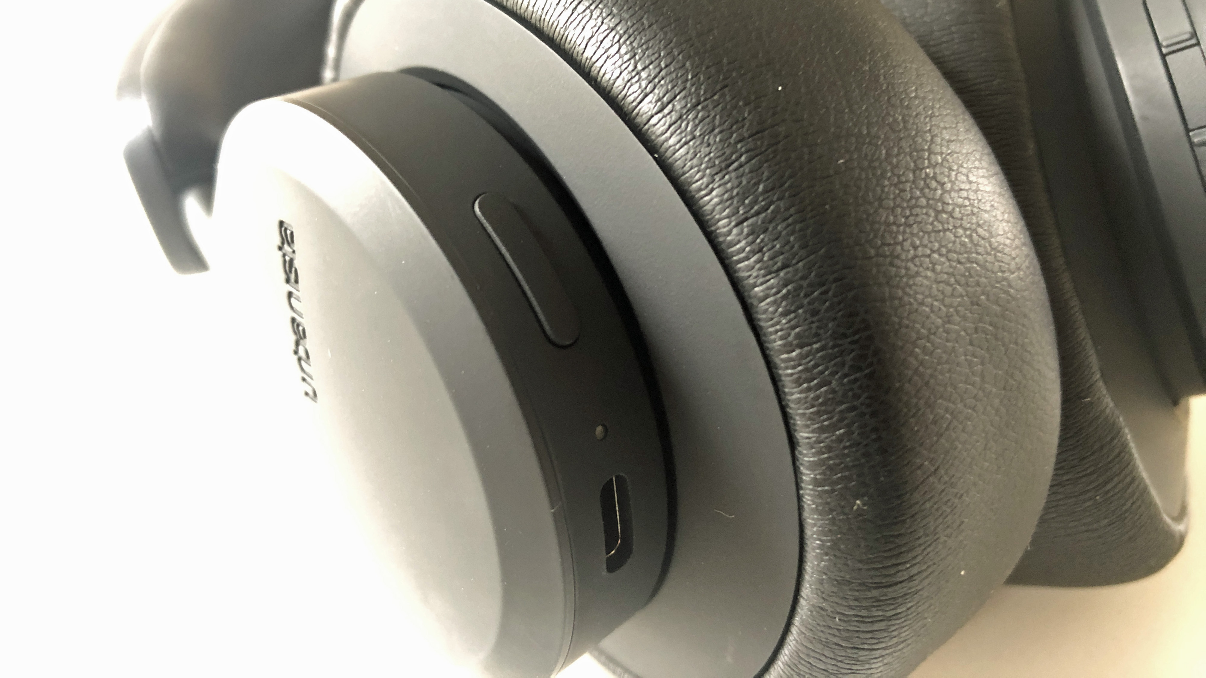 the earcups of the urbanista los angeles headphones