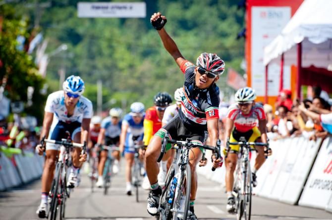 Ronnel Hualda (Team 7 Eleven Presented by Roadbike Philippines) took the stage win
