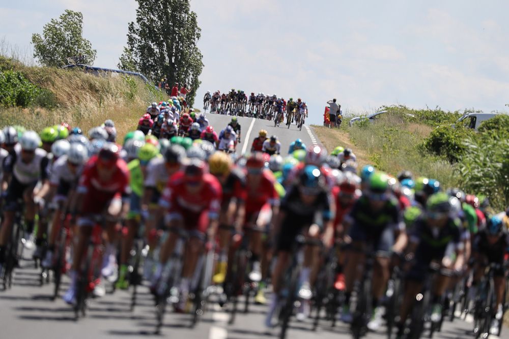 Echelons form in the crosswinds during stage 11