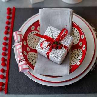 christmas dinning table white and red designed plates and gift box