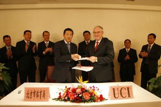 Mr Li, Director of the Beijing Sports Bureau and UCI President Pat McQuaid sign an agreement for a new stage race to join the UCI WorldTour