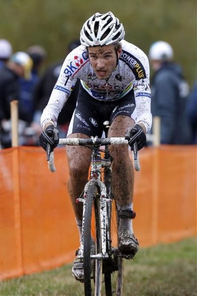 Niels Albert overcame a poor start to keep his World Cup win streak alive.