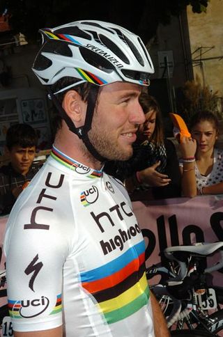 Mark Cavendish debuts his rainbow jersey at the start of the Giro del Piemonte