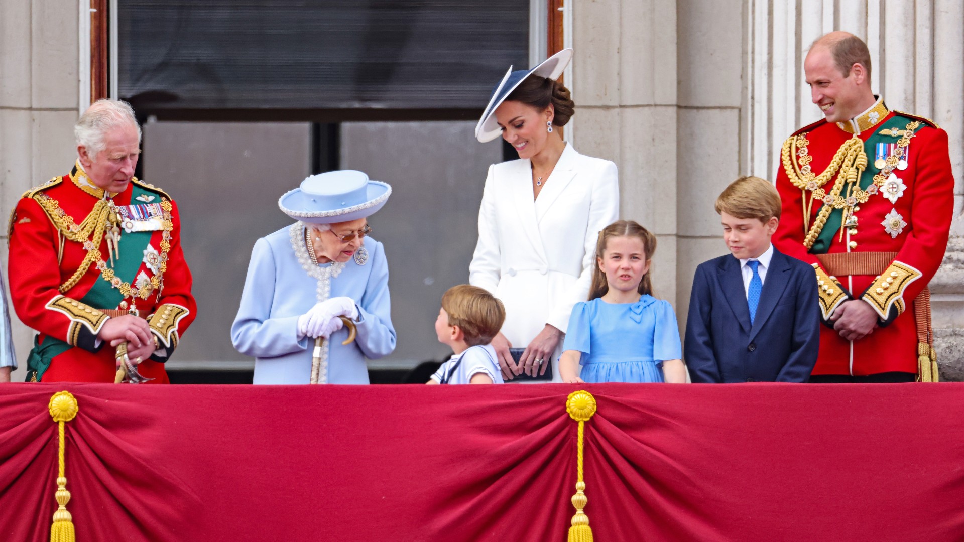 Princ Louis mluví s královnou na královském balkóně