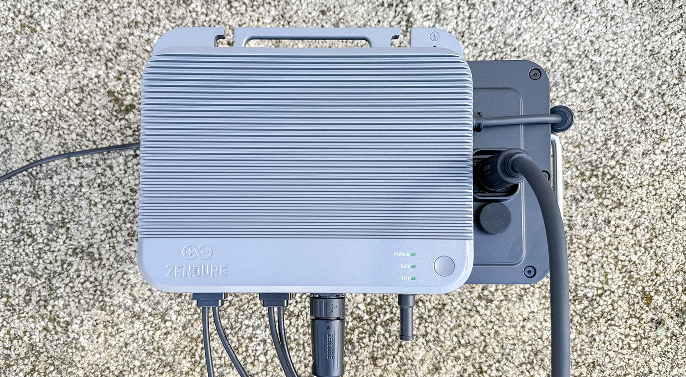 le micro-onduleur solarflow 800 de Zendure posé sur la batterie AB2000S