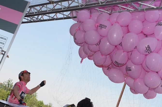 Race leader Cadel Evans (BMC) sets off a net of pink balloons into the sky