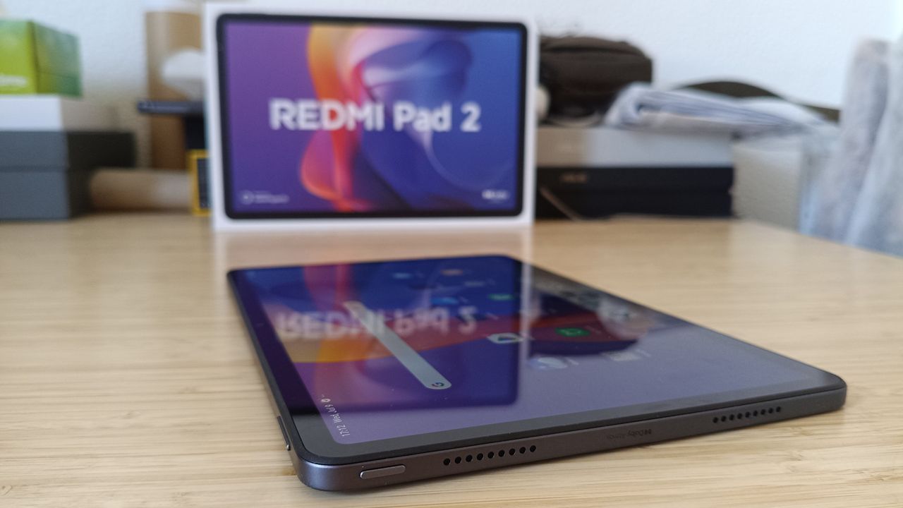 Remdi Pad 2 tablet on desk with packaging reflecting in screen