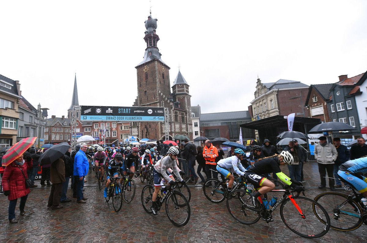 The peloton heads out for Dwars door Vlaanderen