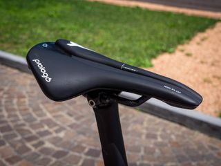 Prologo provide the saddle with Pogačar using the Nago R4 in a 147mm width