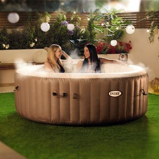 garden area with inflatable hot tub
