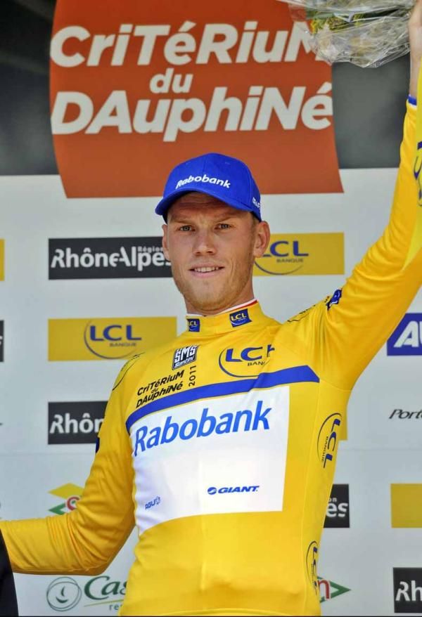 Lars Boom (Rabobank) takes the first yellow jersey of the race.