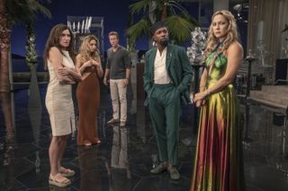 (L-R) Kathryn Hahn as Claire, Madelyn Cline as Whiskey, Edward Norton as Miles, Leslie Odom Jr. as Lionel, and Kate Hudson as Birdie in Glass Onion: A Knives Out Mystery