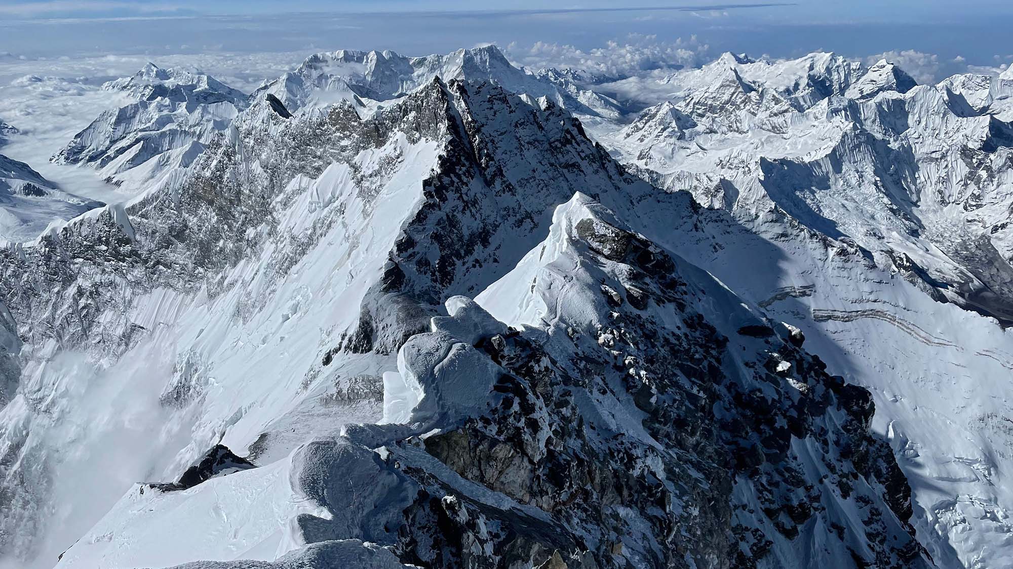 Rentang Himalaya seperti yang terlihat dari puncak Gunung Everest