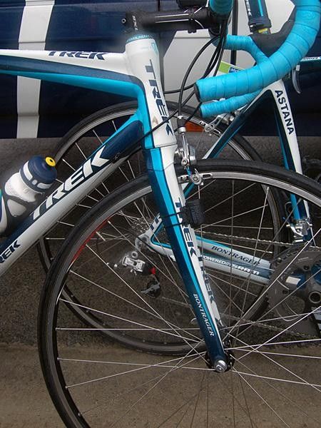 The custom-turned head tube allows Sch&auml;r to use the same tapered Madone fork as his teammates.
