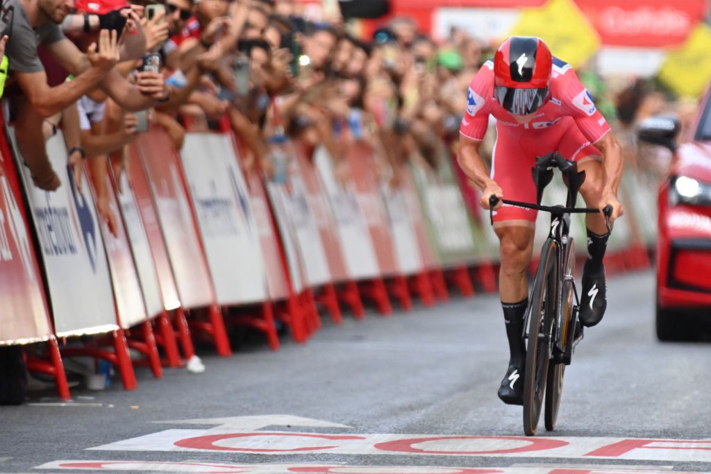 Remco Evenepoel (Soudal-QuickStep) took on the 2022 stage 10 individual time trial in red