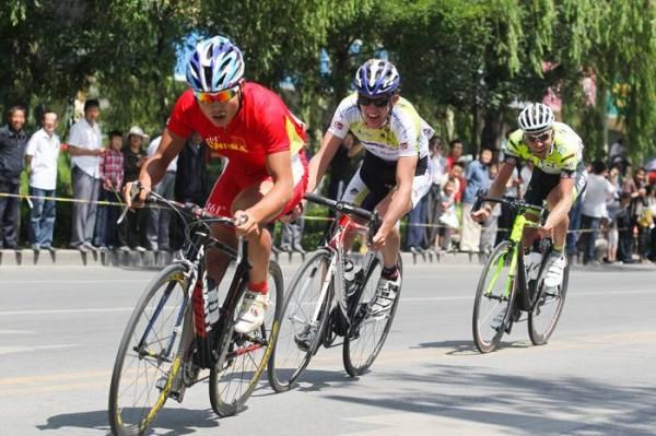 Jiang Kun (China) puts in a big effort with two other compatriots.