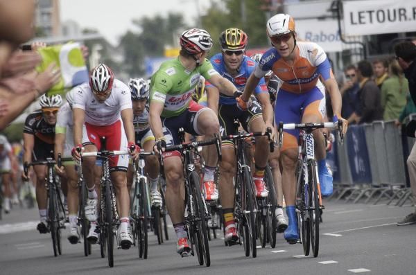 Greipel congratulates Theo Bos on the stage win