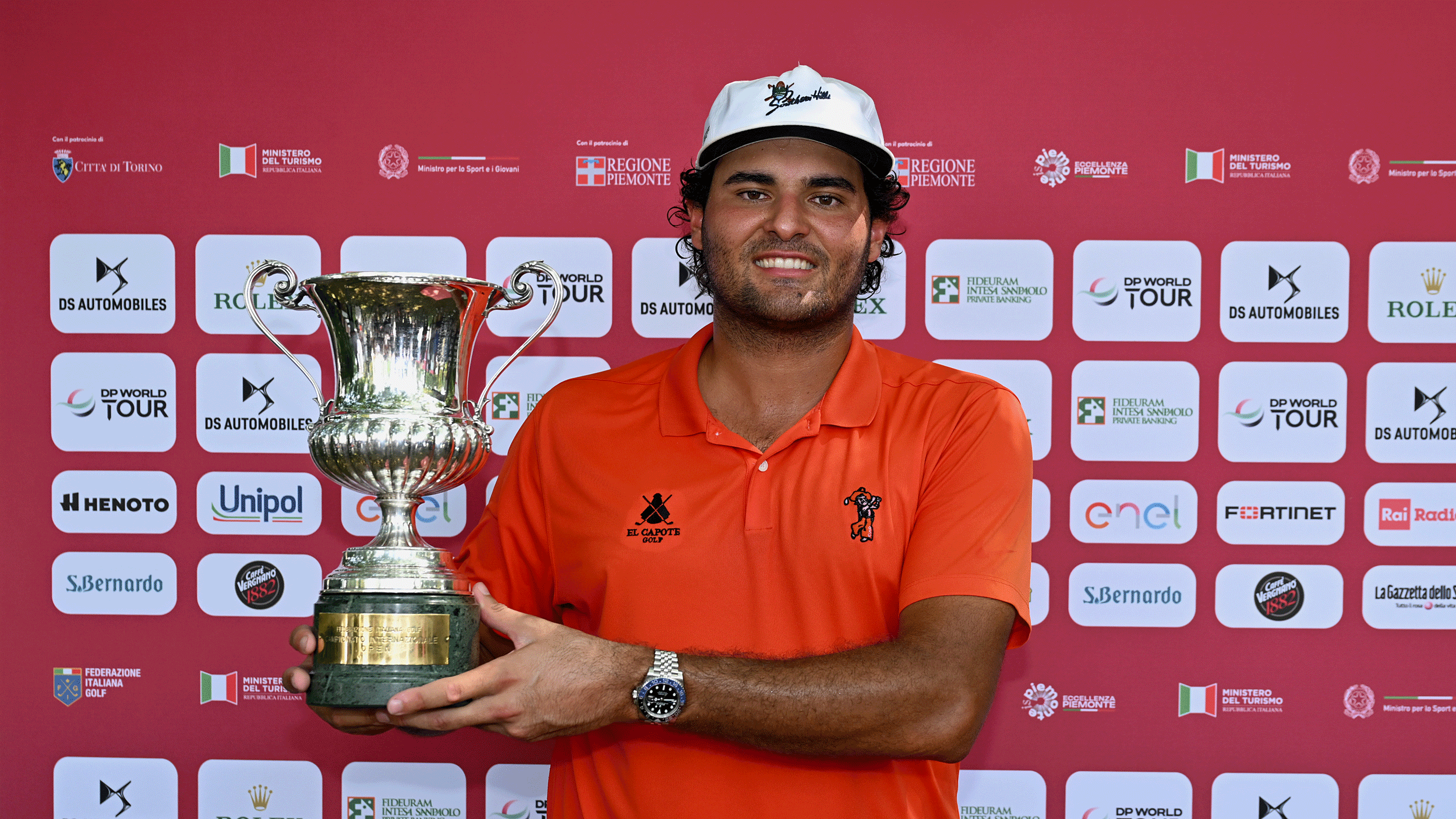 Eugenio Chacarra poses with the Italian Open trophy in 2026