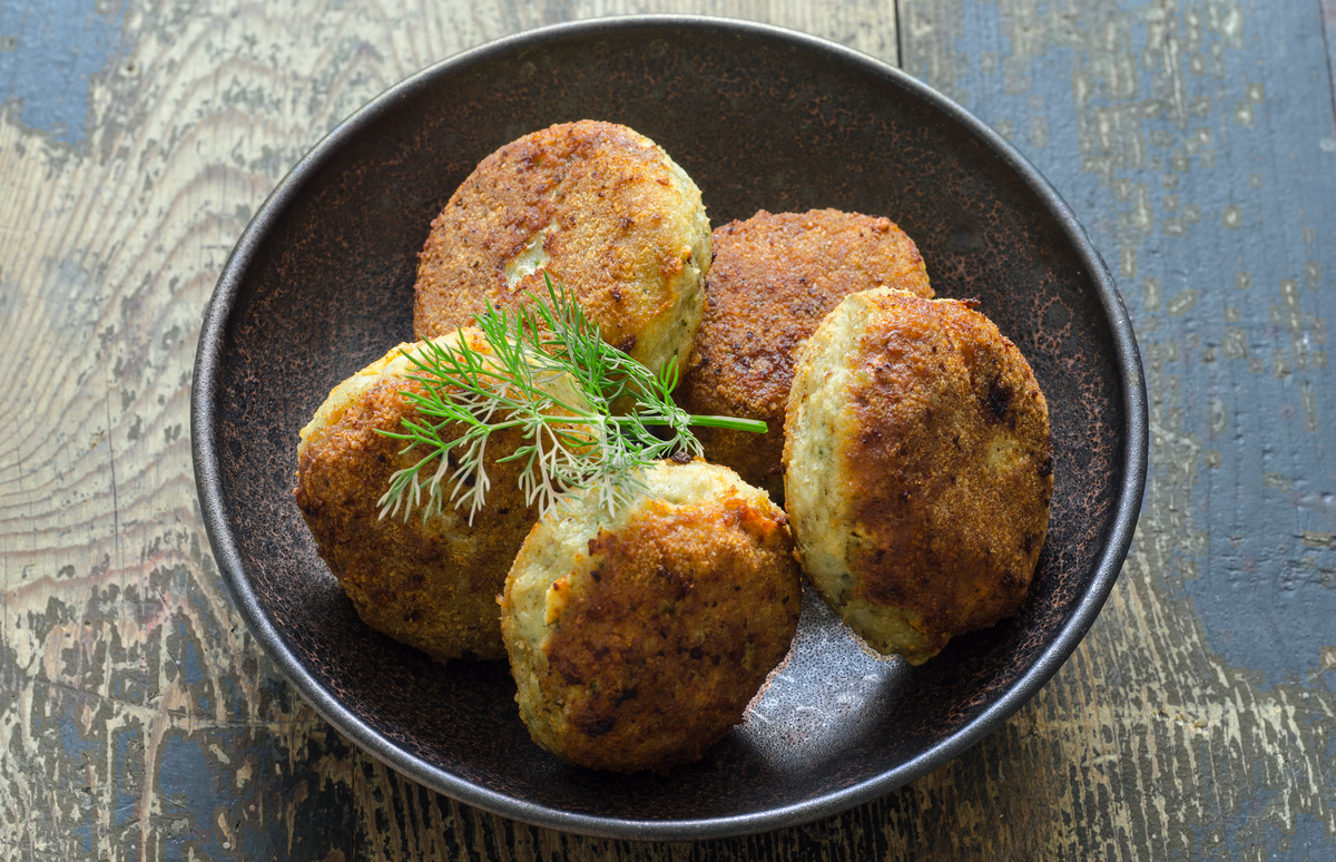 Smoked salmon fishcakes | British Recipes | GoodtoKnow
