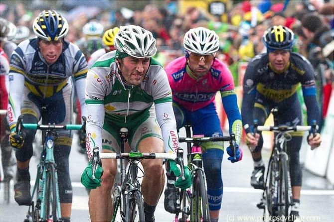 Frenchman Jonathan Hivert (Sojasun) wins the sprint for 8th place from the first chase group.