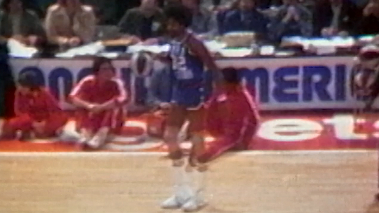 ABAのスラムダンクコンテストでのジュリアス・アービングの古い映像。