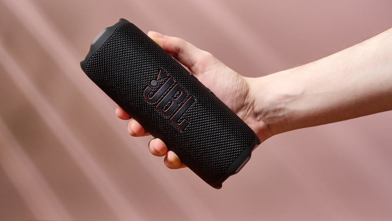 Man holding the JBL Flip 7