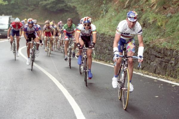 Oscar Camezind wore the rainbow jersey for Mapei in 1998/9