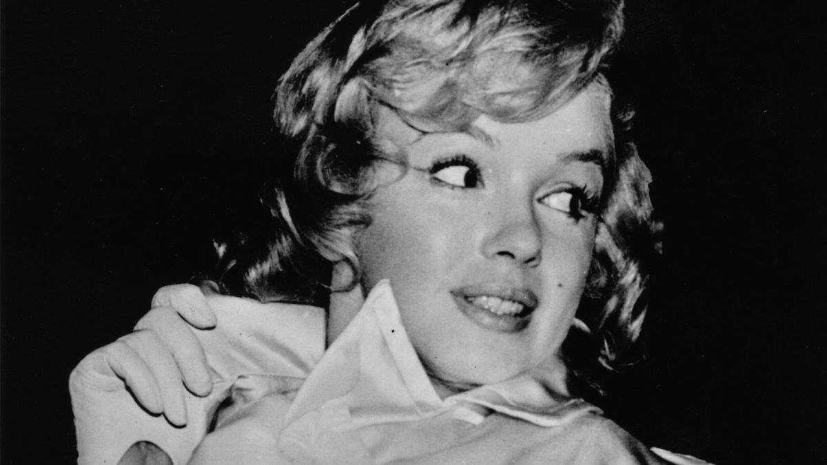 5th September 1956:American film actress Marilyn Monroe (1926- 1962) leaving the Palace Theatre, London.(Photo by Express/Express/Getty Images)