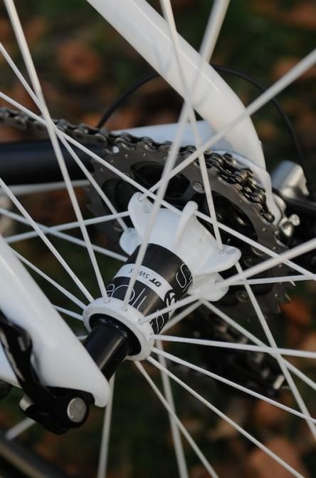 The Aeolus 3 rear hub has 24 holes, with radial spokes on the non drive side and crossed spokes on the drie side