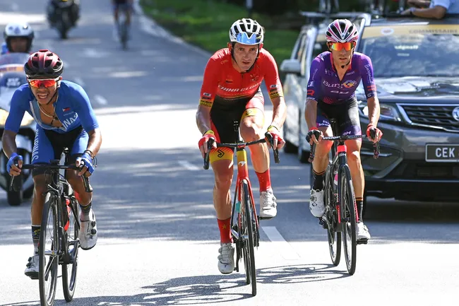 Double Standards Exposed: Willie Smit UCI Cycling Disqualification for Wearing AI Glasses While Tour de France Vloggers Go Free