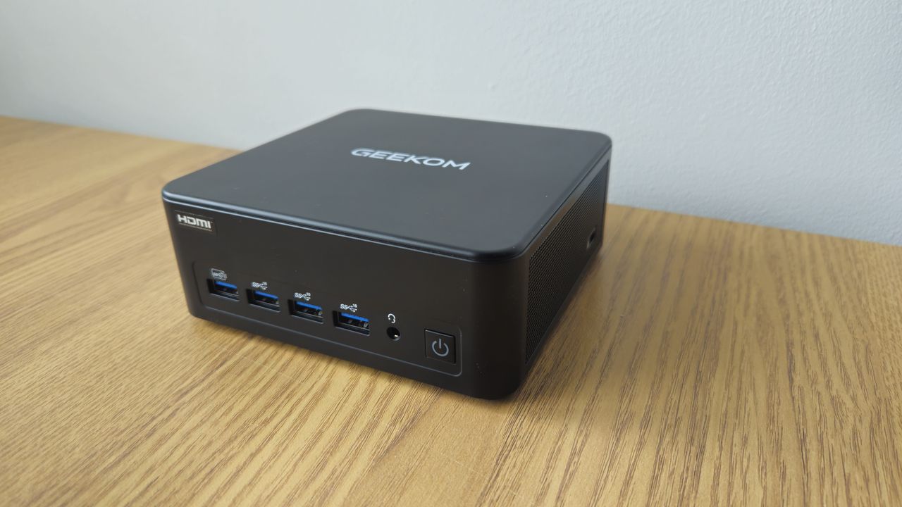 The Geekom ITI3 on a desk