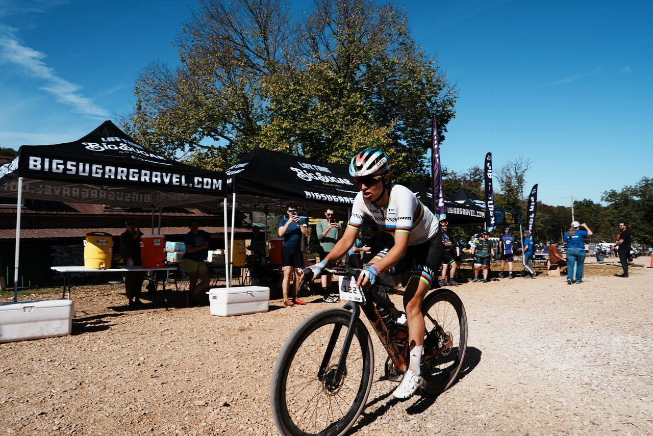 Gravel World Champion Kasia Niewiadoma (Canyon-SRAM) held a solo lead passing final aid station