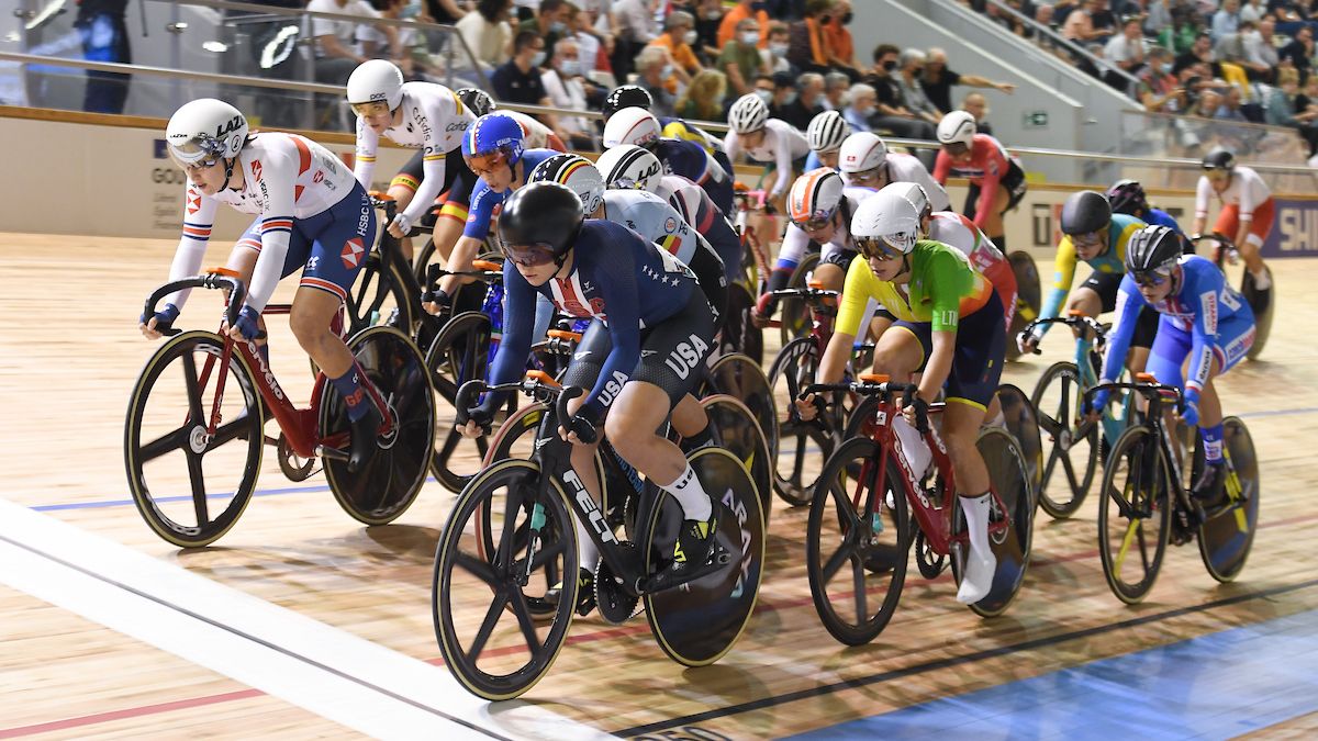Picture by Simon Wilkinson/SWpix.com - 21/10/2021 - Cycling - Tissot 2021 UCI Track Cycling World Championships - Women&acirc;s Elimination Race - Stab Velodrome, Roubaix, France - The start of the Women&acirc;s Elimination Race featuring Ella Barnwell of Great Britain, Jennifer Valente of the USA and Petra Sevcikova of the Czech Republic