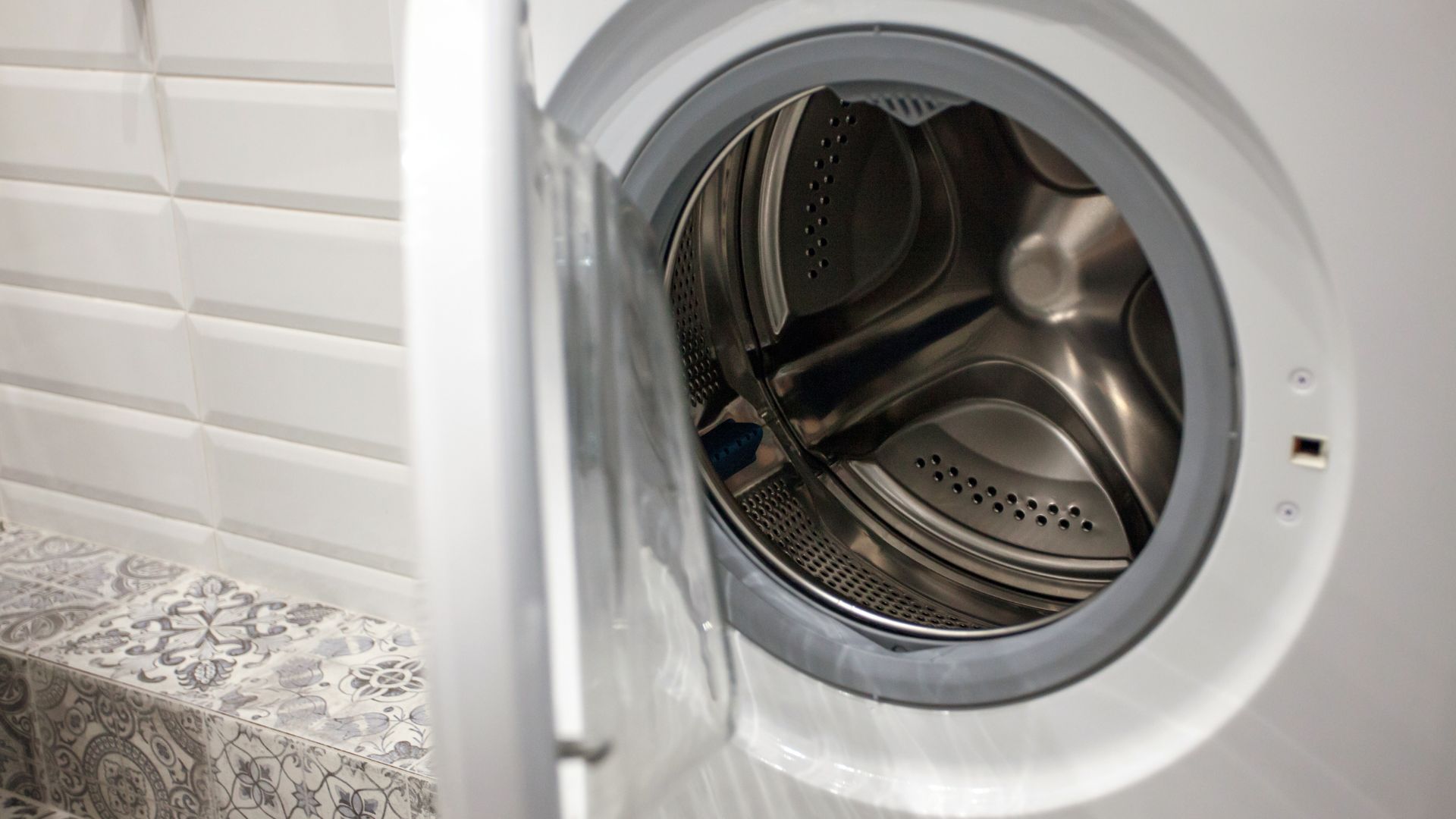 picture of open and empty washing machine