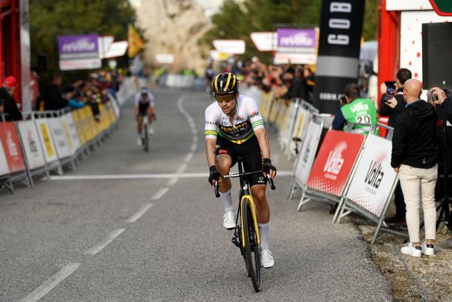 Roglic taglia vittorioso il traguardo di Lo Port (foto David Ramos/Getty Images)