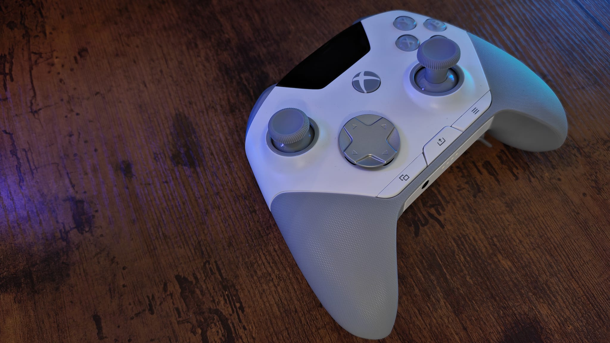 A SteelSeries Aeon Pro on a gaming desk