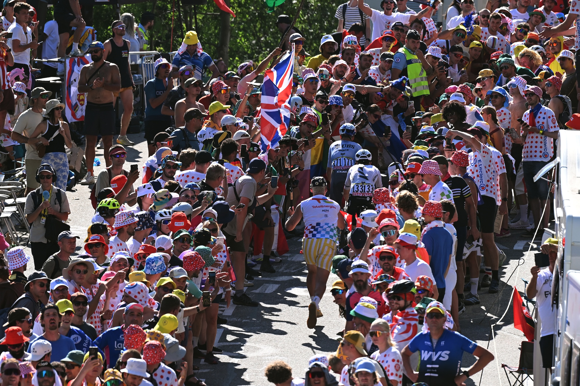Cycling fans on Alpe d'Huez