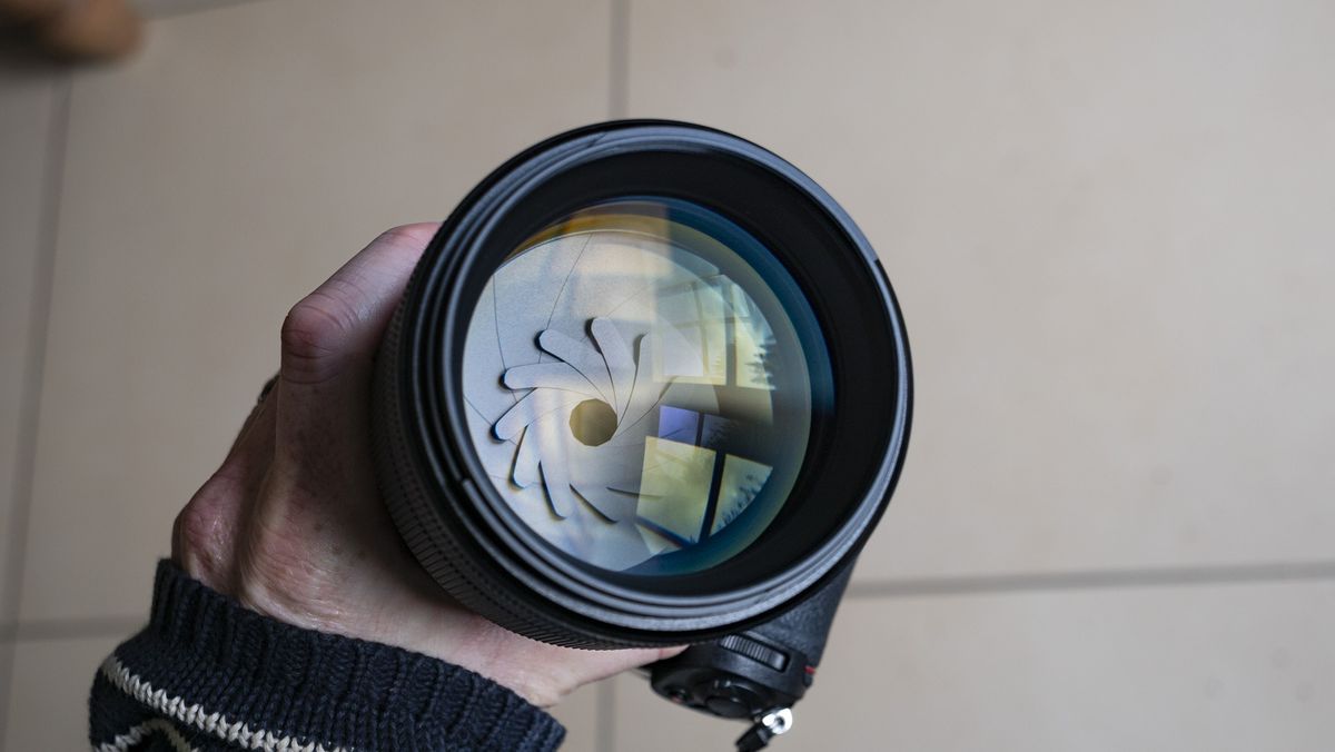 Close up of the Nikon Z 135mm f/1.8 S Plena lens aperture blades fully stopped down